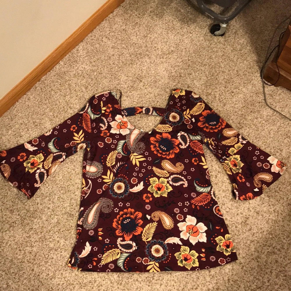 NINE BRITTON - Silvia Back Detail Bell Sleeve Too